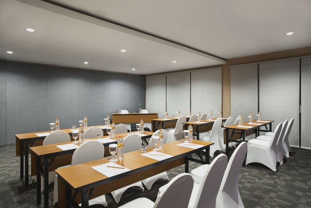 Swiss-Belinn Cibitung ภายนอก รูปภาพ